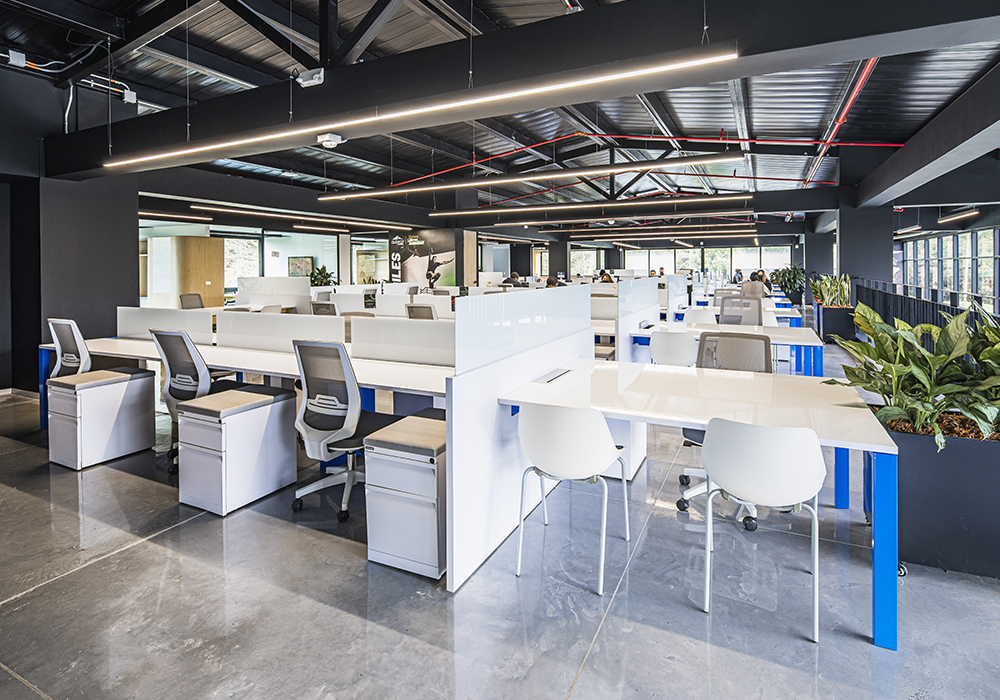 Diseño interior de oficinas Auteco con mobiliario empresarial de Mepal Carvajal Espacios, combinando funcionalidad y estética para espacios colaborativos