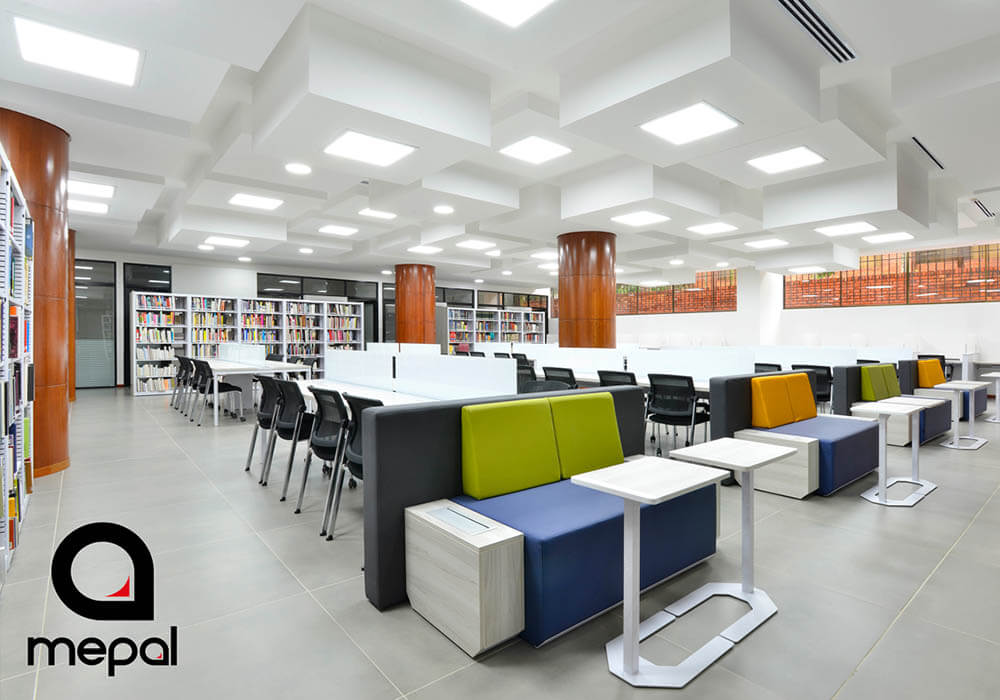 Espacios colaborativos y educativos en el CRAI de la Universidad Javeriana Cali diseñados por Mepal Carvajal Espacios, con mobiliario flexible para concentración, integración y trabajo informal