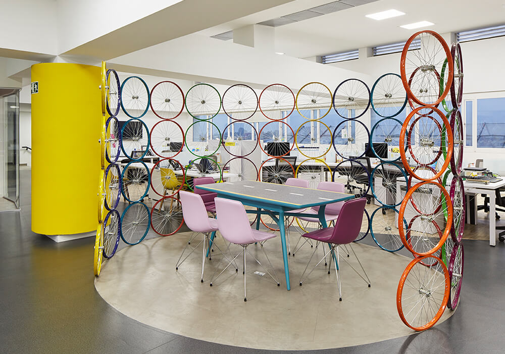 Oficinas de Publicar diseñadas por Mepal Carvajal Espacios con estaciones dinámicas y mobiliario empresarial creativo inspirado en la red urbana de la ciudad