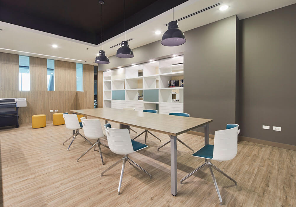 Oficinas de A.S. Construcciones diseñadas por Mepal Carvajal Espacios con estaciones LINK, zonas colaborativas y mobiliario empresarial que promueven comunicación e integración