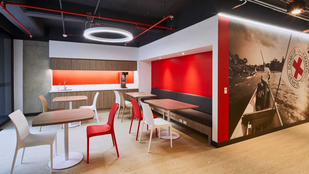 Área colaborativa en oficinas de Cruz Roja por Mepal Carvajal Espacios con mobiliario ergonómico y paneles divisores intermedios y mobiliario empresarial