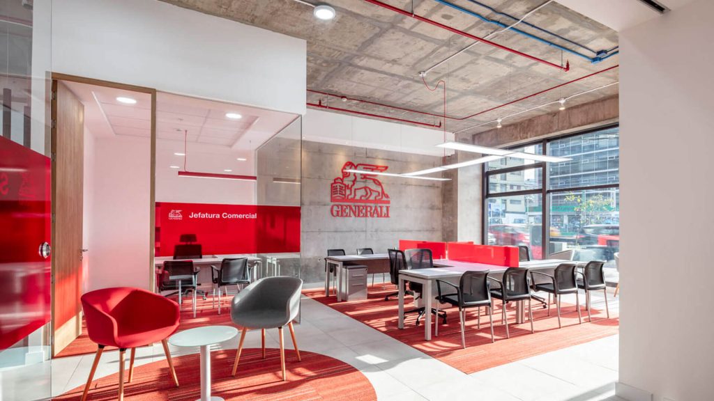 Ambiente moderno y colorido en oficinas Generali Quito diseñado por Mepal Carvajal Espacios con estaciones de trabajo que reflejan personalidad y dinamismo en ambiente de oficina y mobiliario empresarial