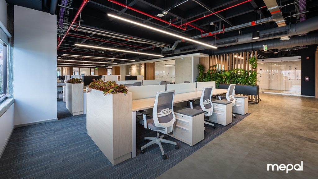 Mobiliario ergonómico instalado en las oficinas de Aris Mining, diseñado para optimizar la productividad