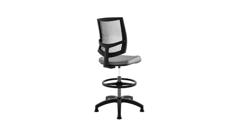 Silla Q1 tipo cajero ergonómica de Mepal diseñada para oficinas abiertas y áreas de trabajo reducida