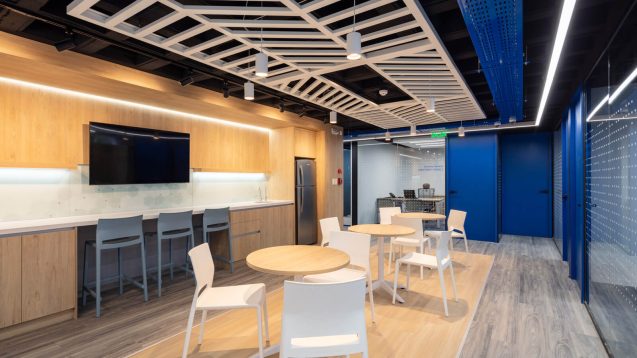 Sillas para cafetería en espacio corporativo con diseño funcional y moderno